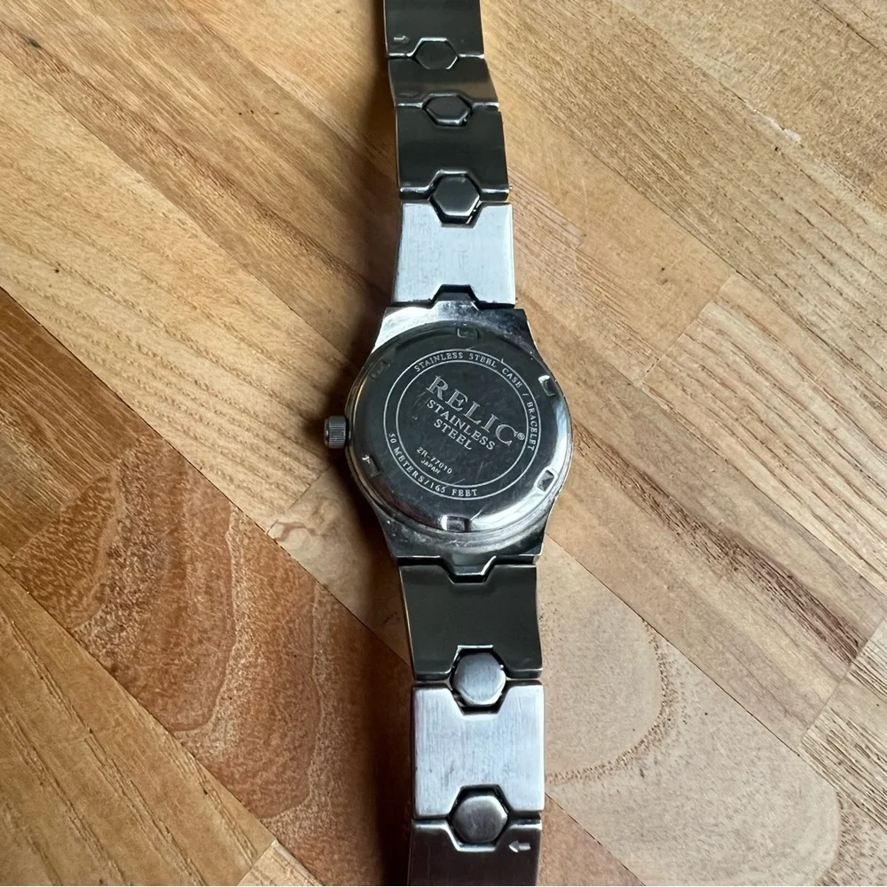Relic ladies silver tone bracelet fashion watch NEW BATTERY